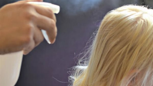 بخاخ طبيعي لفك تشابك شعر الأطفال قبل العودة إلى المدارس