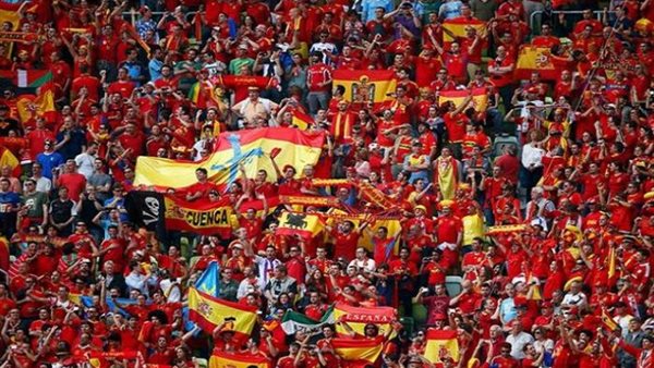 ريال مدريد ينفي شائعات منع الأعلام الإسبانية في البرنابيو