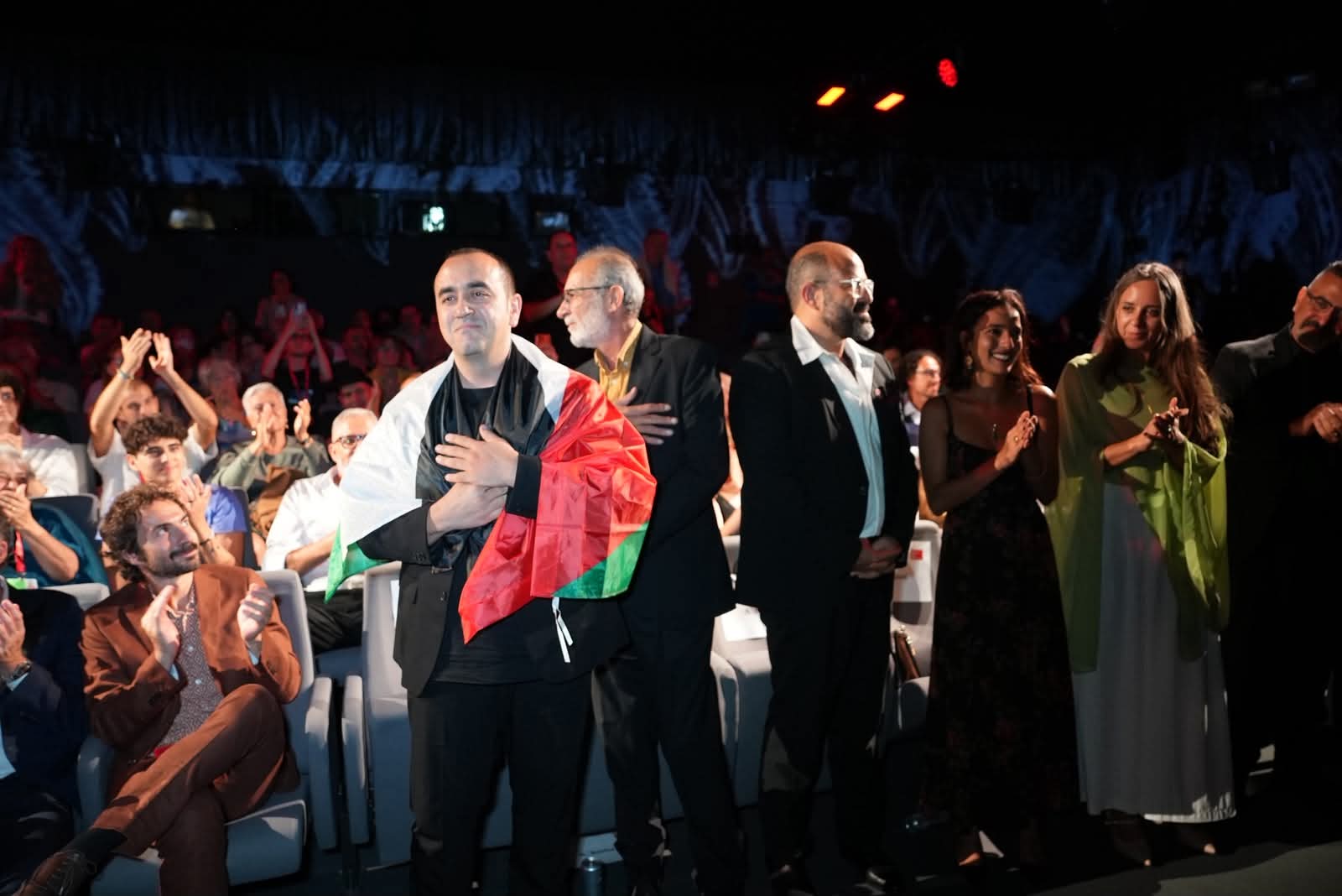 "حوار مع البحر" يحقق نجاحًا في مهرجان فينيسيا بحضور مخرج فلسطيني متميز