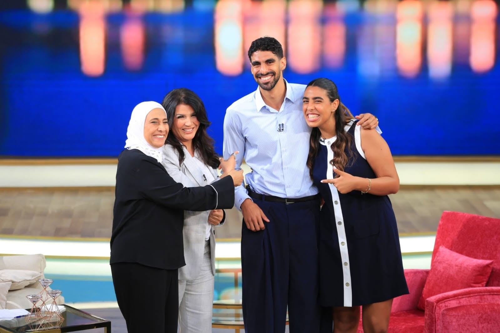 السباح عبدالرحمن سامح ضيف منى الشاذلي بعد تتويجه بذهبية البحر المتوسط