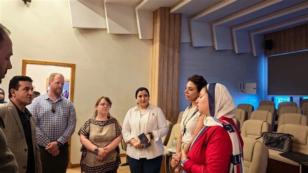 وفد السفارة الأمريكية يستكشف الركن الأمريكي بمكتبة مصر العامة بالمنصورة