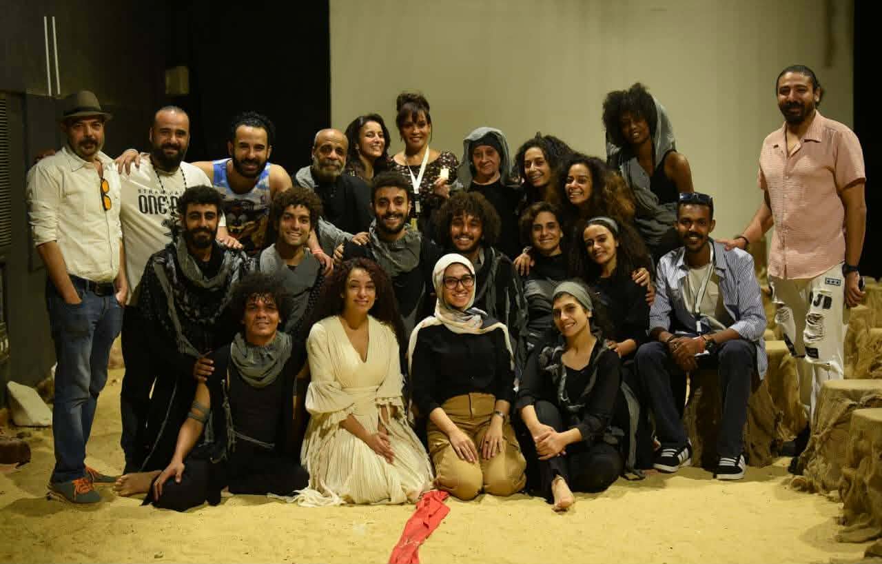 "بماذا يحلم الناجون": عرض مصري يلامس قضايا الهوية والنجاة في مهرجان دولي