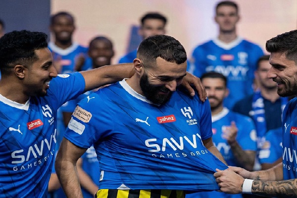 بنزيما يؤدي مناسك العمرة عقب فسخ تعاقده مع الهلال السعودي