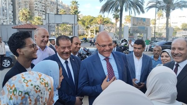 محافظ الإسكندرية يسلم مستلزمات مدرسية لـ9500 أسرة لدعم الطلاب