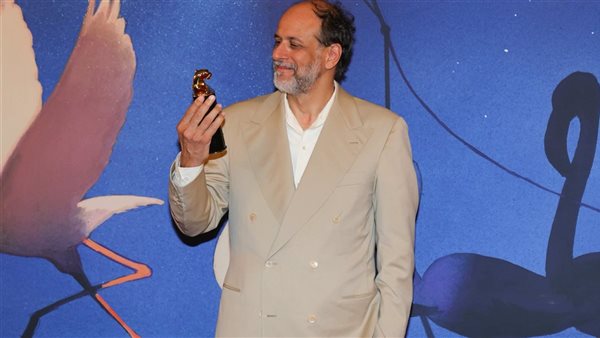 لوكا جوادانيينو يهدي جائزته لصناع السينما الشباب في مهرجان فينيسيا