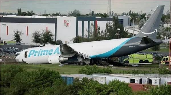 وفاة خمسة أشخاص في حادث طائرة شحن بأمريكا أثناء اصطدامها بفان