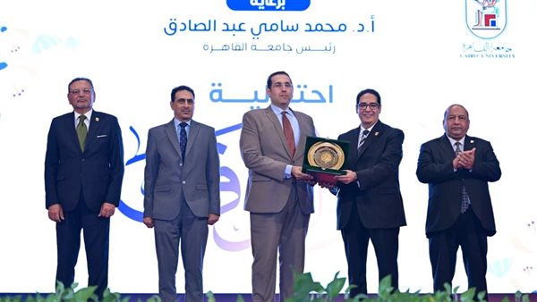 جامعة القاهرة تكرم رئيس الجامعة المصرية للتعلم الإلكتروني في "يوم الوفاء"