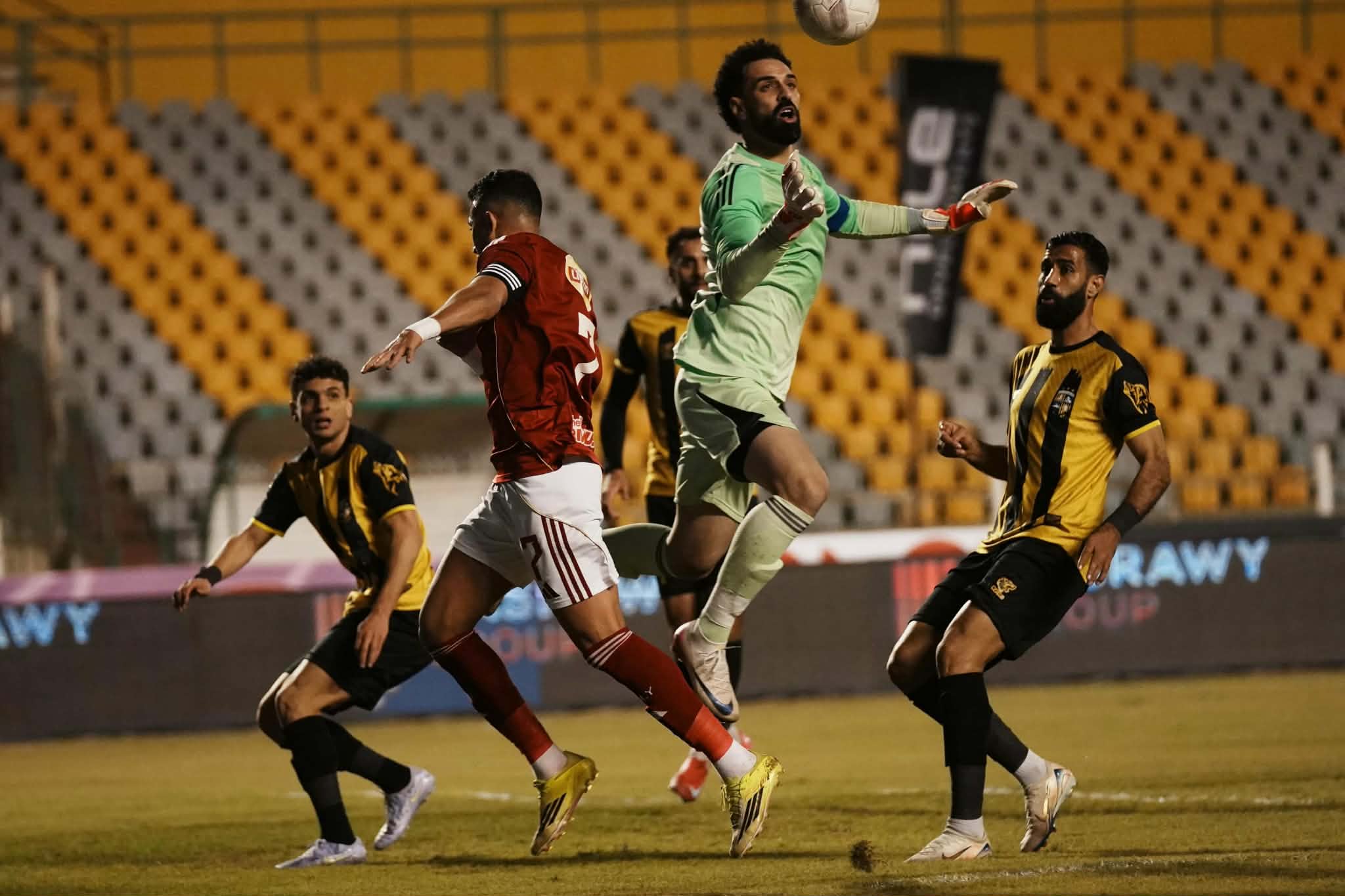 الأهلي يسعى لتحقيق الانتصار الرابع أمام المقاولون العرب في الدوري الممتاز