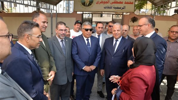 محافظ الدقهلية يتفقد معرض "علم ودفء" لدعم الطلاب غير القادرين