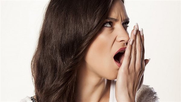 نصائح فعالة للتخلص من رائحة الفم الكريهة بأساليب طبيعية