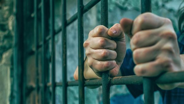 القبض على عاطل اعتدى على والدته بعد رفضها إعطاءه المال في الإسكندرية