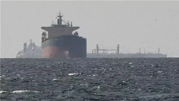 تحذير بريطاني بعد اصطدام ناقلة نفط بمقذوف في مضيق هرمز