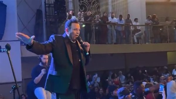 محمد فؤاد يأسركم بأغاني كوكب الشرق في حفل لندن المميز