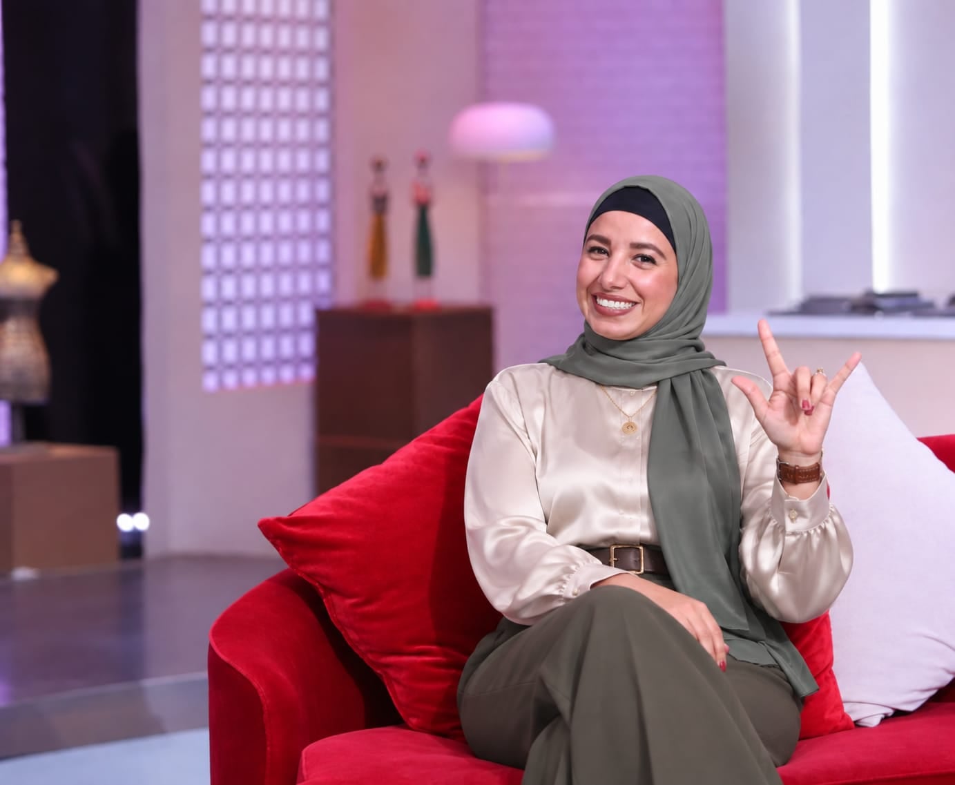 كواليس ترجمة الأخبار بلغة الإشارة: مهنة تتجاوز الكلمات