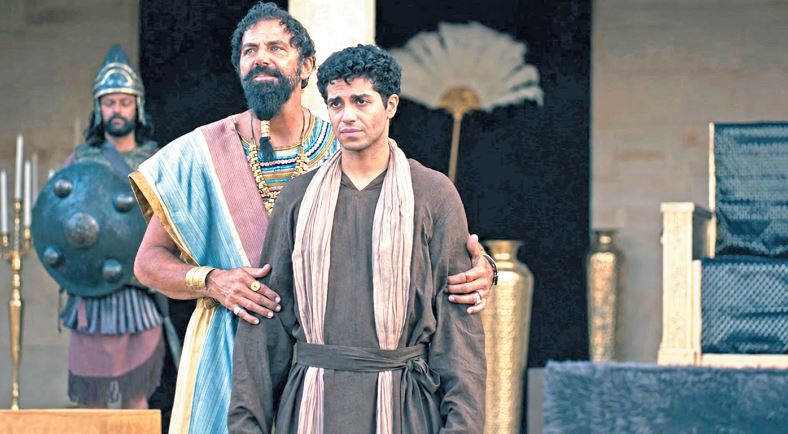 مينا مسعود يتألق في السينما العالمية بدور النبى دانيال
