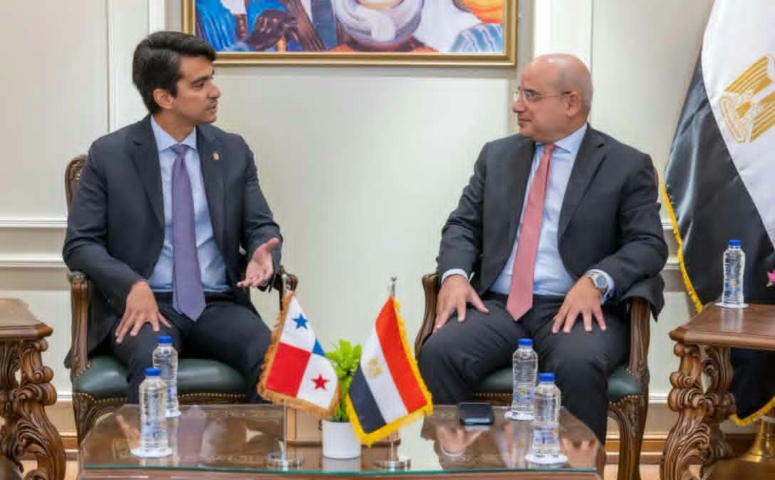 تعزيز التعاون الاقتصادي بين بنما وقناة السويس في زيارة السفير البنمي