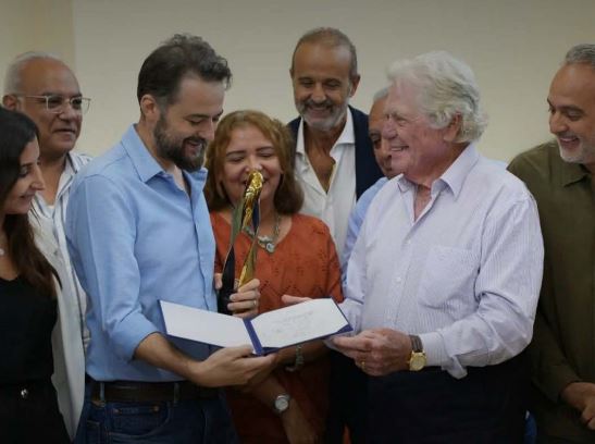 حسين فهمي يسلم جائزة مهرجان طريق الحرير لفريق فيلم "القصص" في الأوبرا
