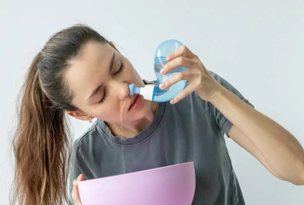 غسل الأنف بالمحلول الملحي: وسيلة فعالة لتخفيف أعراض نزلات البرد