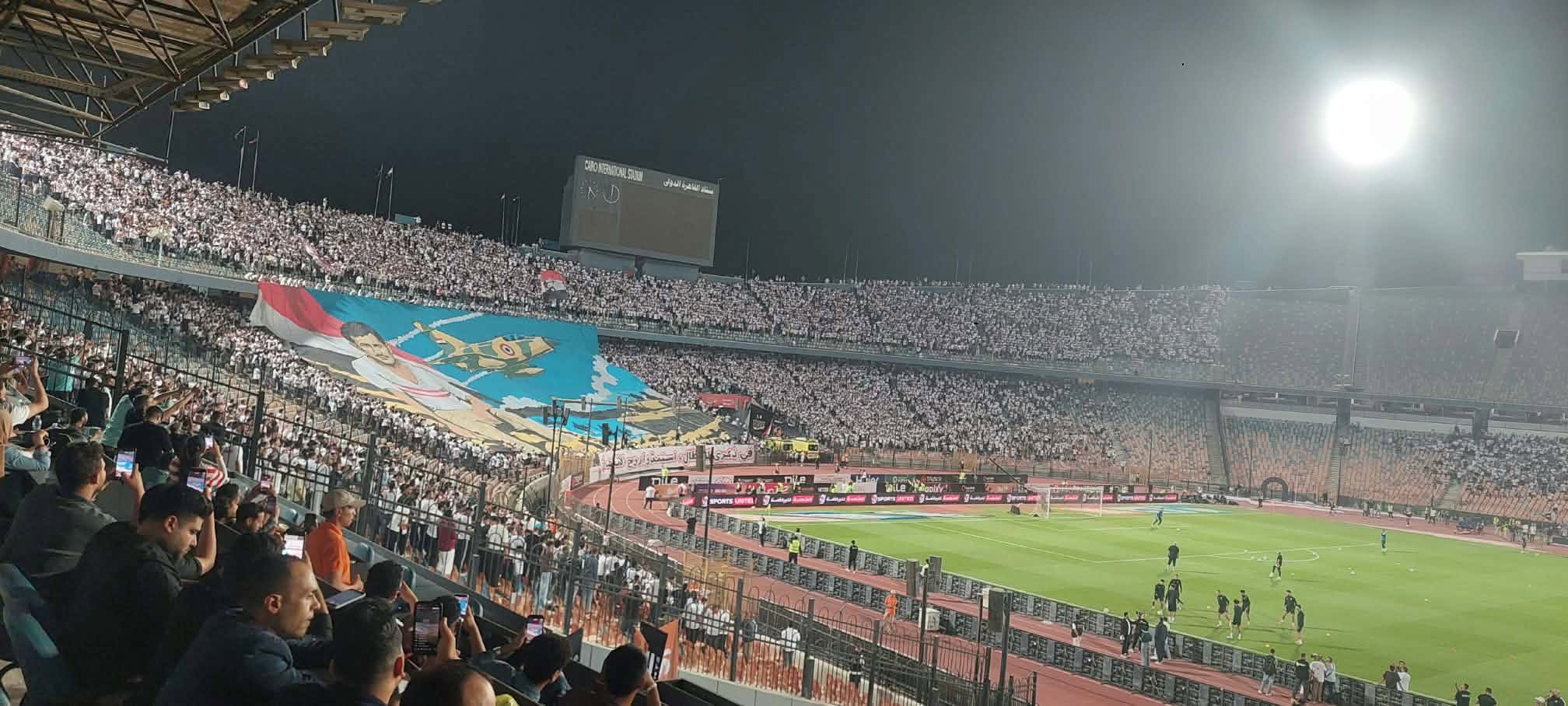 جماهير الزمالك تضيء استاد القاهرة بدخلة مميزة قبل القمة 133