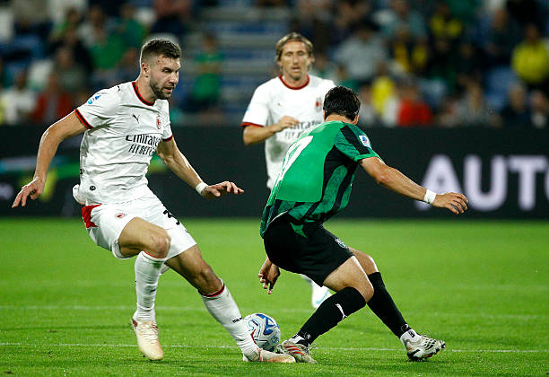 ميلان وساسولو يتقاسمان النقاط في مباراة مثيرة بالدوري الإيطالي
