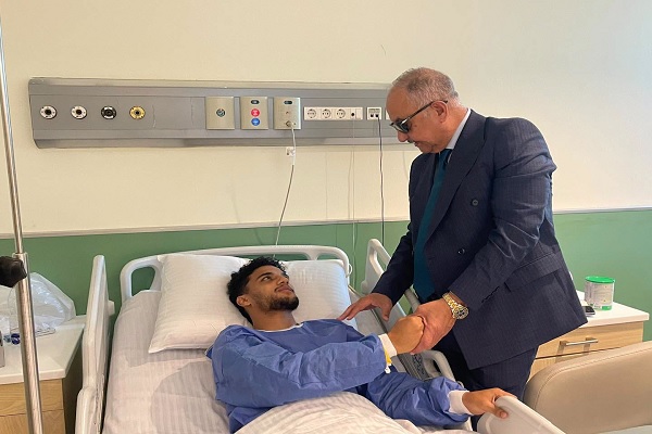 رئيس البنك الأهلي يتابع حالة أسامة فيصل بعد جراحة الركبة