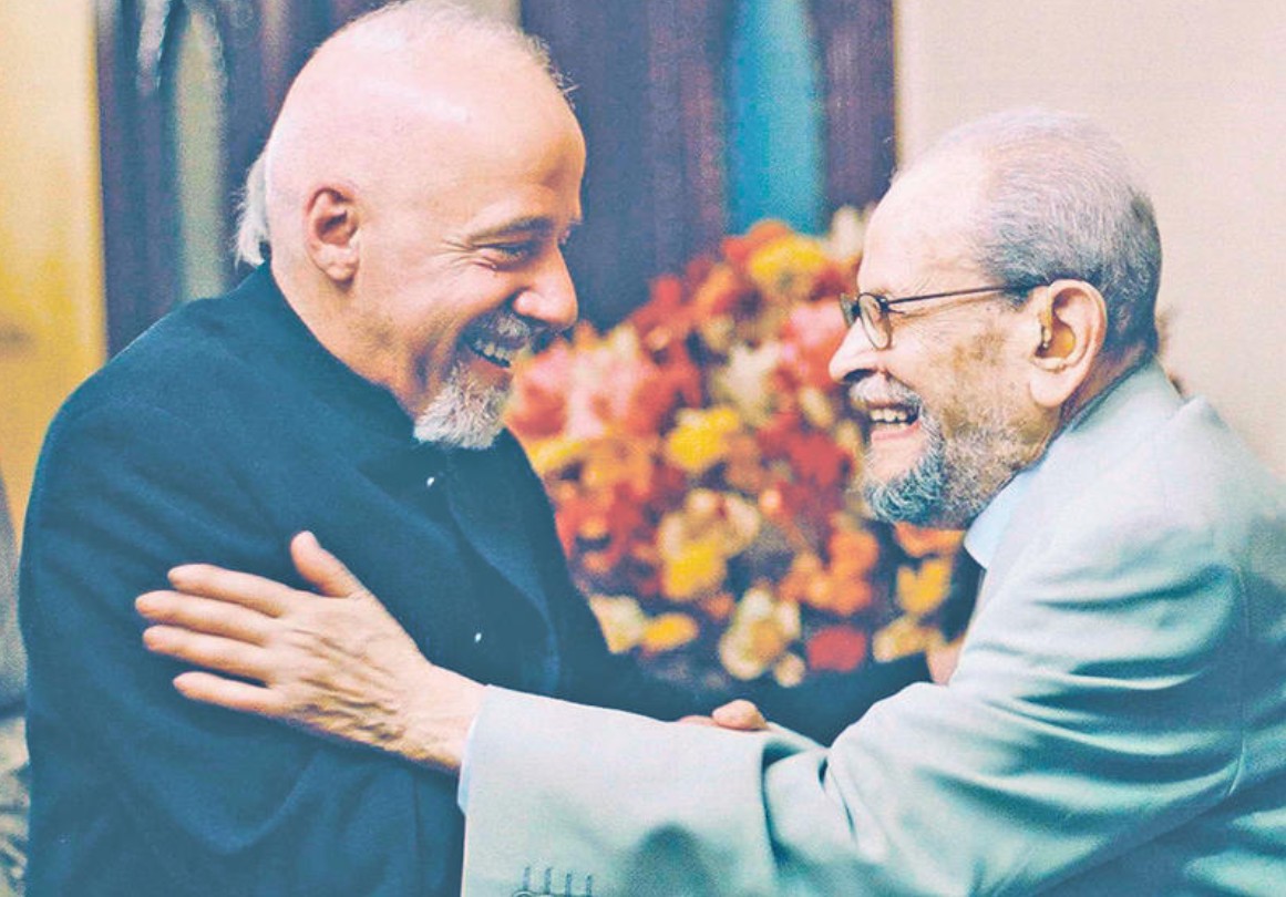 كويلو يقبّل يد نجيب محفوظ: "هذه اليد علمتني الأدب والإنسانية"