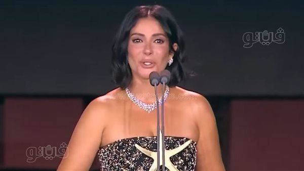 منى زكي تتسلم جائزة الإنجاز الإبداعي في مهرجان الجونة السينمائي