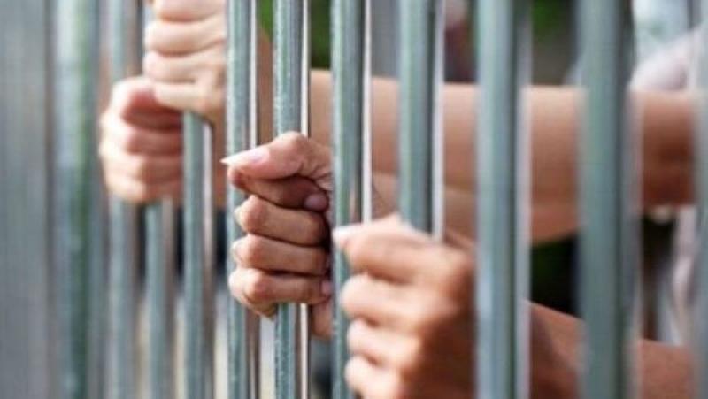 حبس أم وعشيقها بتهمة تعذيب وقتل طفلها في البحيرة