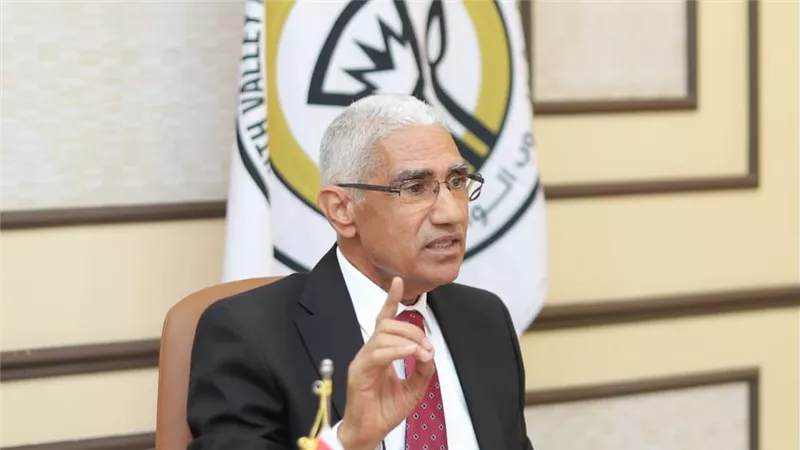 رئيس جامعة جنوب الوادي يؤكد أهمية تأمين الحرم الجامعي بتكنولوجيا حديثة