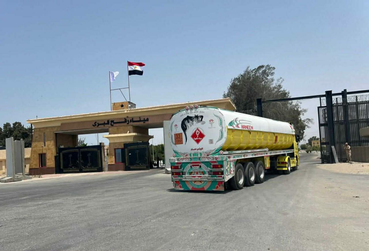 شاحنات مساعدات إنسانية تعبر من رفح إلى غزة لدعم الأشقاء الفلسطينيين