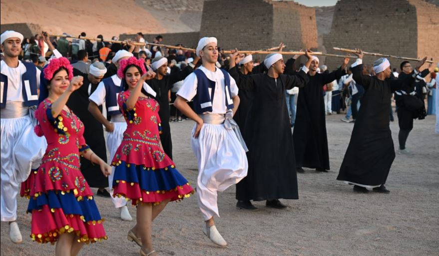 مهرجان أسوان يختتم فعالياته بعروض فنية مبهجة أمام معبد أبو سمبل