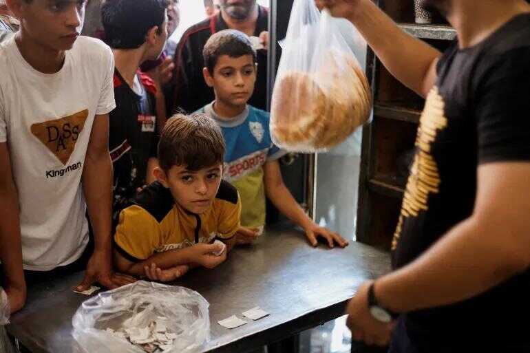 أزمة حادة في غزة: 10 مخابز تغلق أبوابها بسبب نقص الدقيق