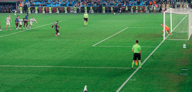 صلاح يتألق ويقود طرابزون لفوز تاريخي في دوري المؤتمر الأوروبي