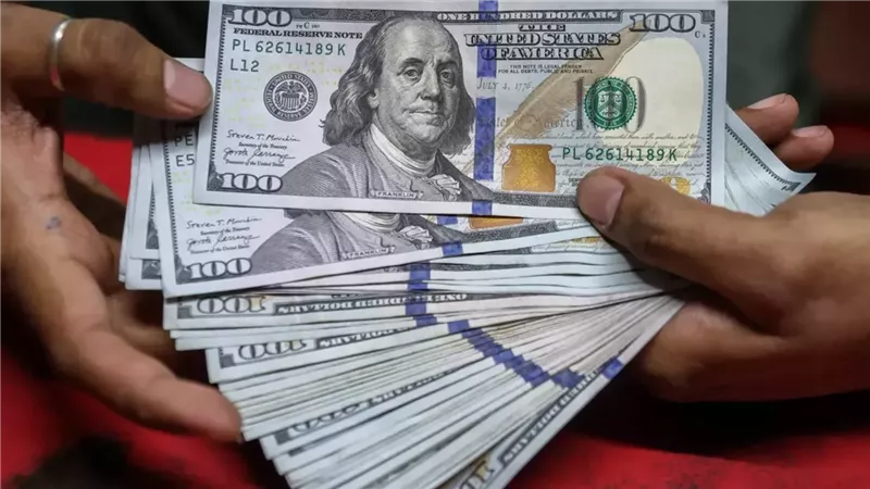 أسعار الدولار تتأرجح في البنوك المصرية وسط توقعات باستمرار التحركات
