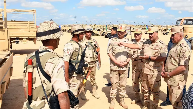 وزير الدفاع يشهد إجراءات تفتيش الحرب بالمنطقة الشمالية العسكرية