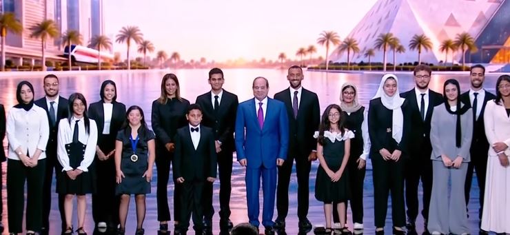 الرئيس السيسي يكرم نماذج مصرية مبدعة في منتدى مصر 2026