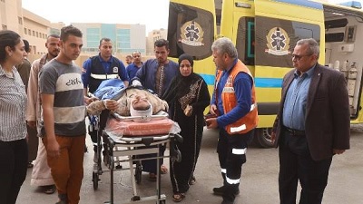محافظ سوهاج يتابع تقديم الرعاية الطبية لمصابين في حادث تصادم بأخميم