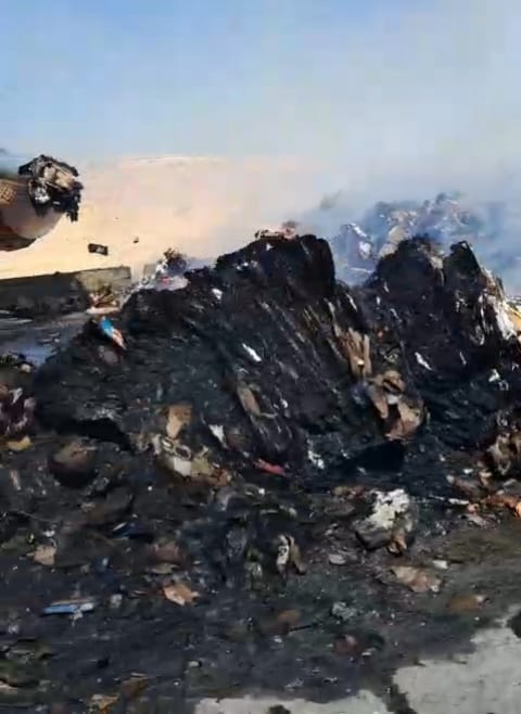 النيران تشتعل في تريلا محملة بالكراتين بالطريق الصحراوي الشرقي بالمنيا
