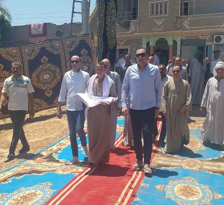 الكفـ ـن ينهـ ـي خصـ ـومة ثـ ـأرية بين عائلتي " القطايطة والسقاقوة " في ملوي بالمنيا 