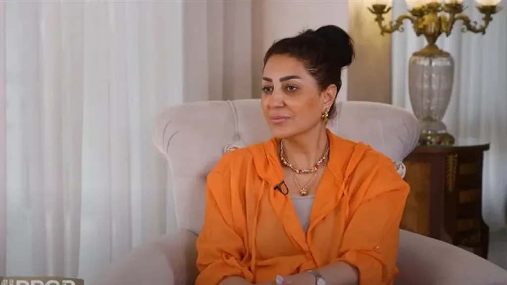 بعد فصله بسبب واقعة الصلاة.. وفاء عامر تبحث عن مدير المطعم لتوفير فرصة عمل له
