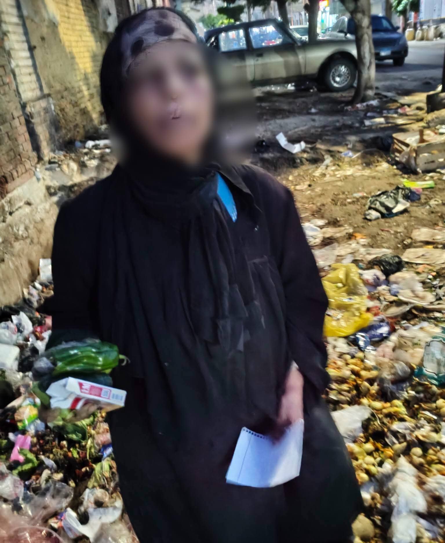 الجوع وصلها للزبالة.. ست سبعينية بتدور على لقمة تسترها