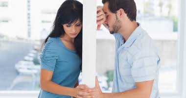 بعد ما أصيب زوجها بالشلل.. زوجة تريد الخلع وتطالب بنفقة 30 ألف جنيه