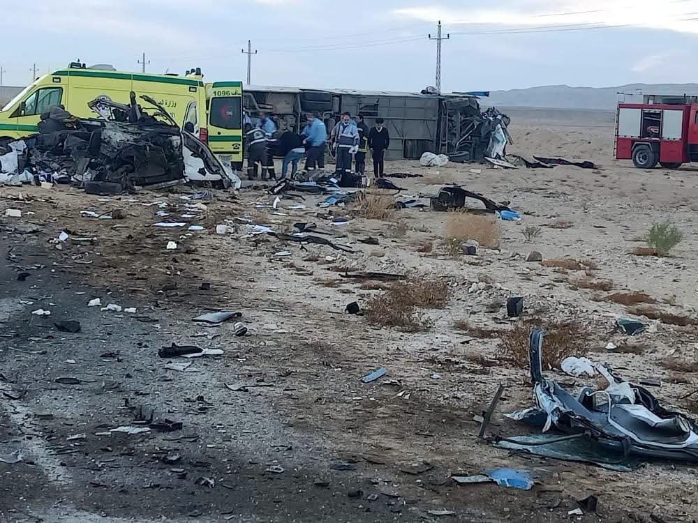 مشاهد مؤلمة من موقع الحادث.. مصرع 16 شخصًا وإصابة 28 في انقلاب أتوبيس بجنوب سيناء