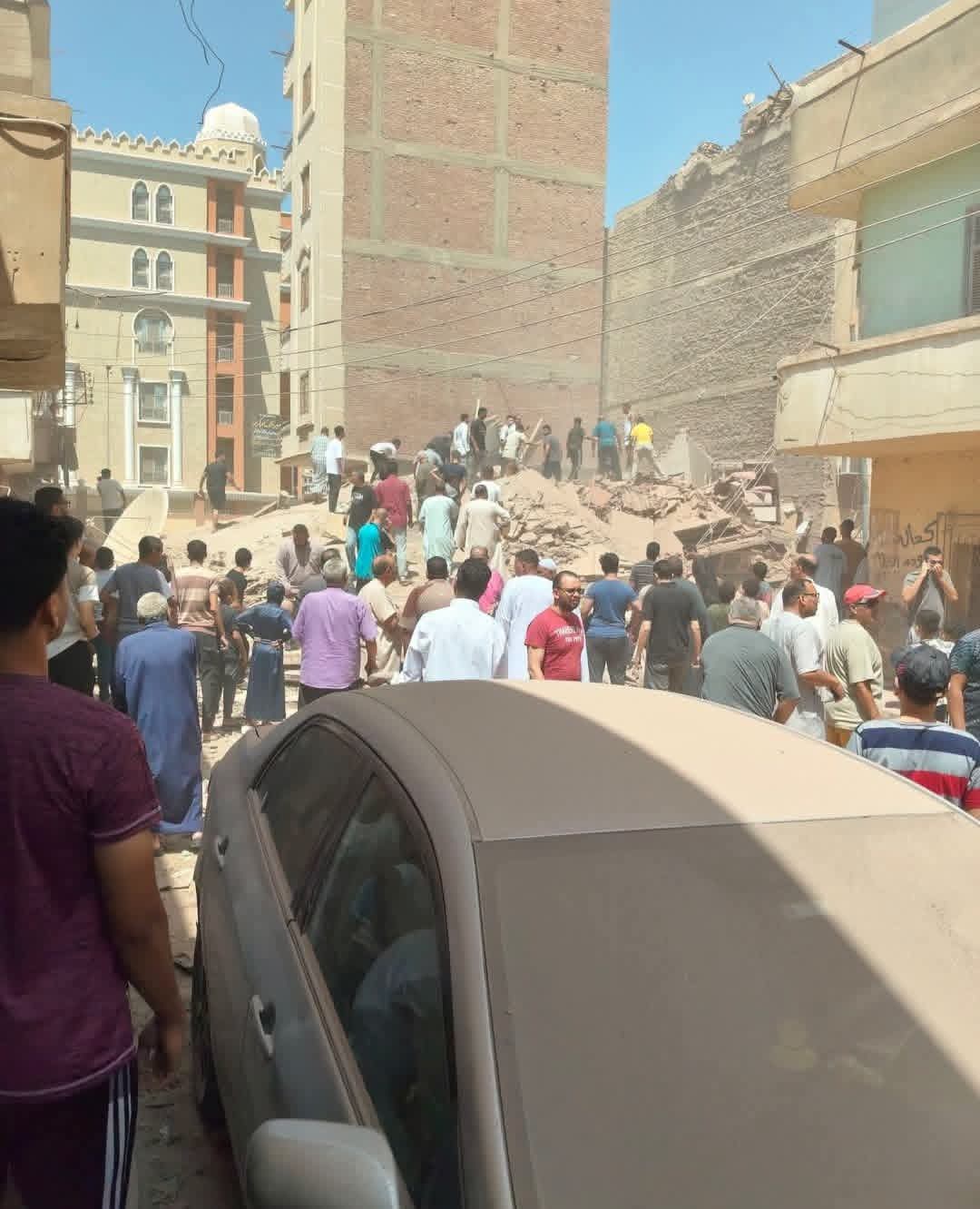 انهيار منزل 4 طوابق بعزبة شاهين في المنيا