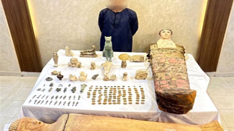 تابوتان و37 تمثالًا و97 عملة.. تفاصيل ضبط أكبر مضبوطات أثرية بالمنيا