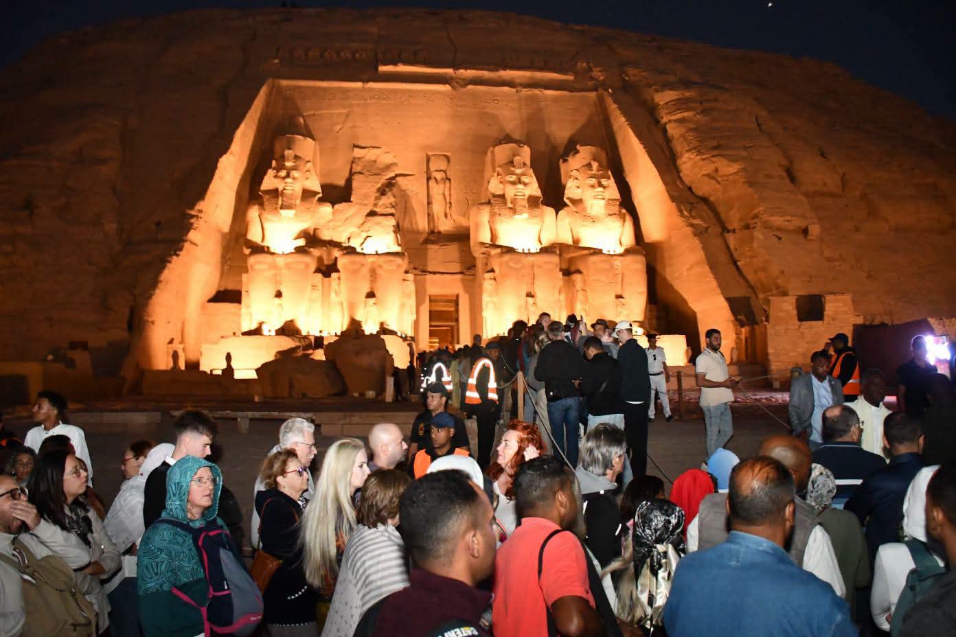 بحضور نحو 7 آلاف سائح وزائر من مختلف أنحاء العالم.. محافظ أسوان يشارك في مشاهدة ظاهرة تعامد الشمس على وجه الملك رمسيس الثانى بمدينة أبو سمبل السياحية