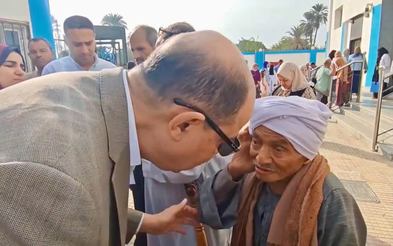 عايز أركب سماعة ... عم إبراهيم يستغيث بمحافظ المنيا.. والرد: «خدوه في العربية والسماعة تركب النهارده»